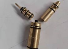 點(diǎn)擊查看詳細(xì)信息<br>標(biāo)題：氣動(dòng)錨桿鉆機(jī)上面氣馬達(dá)閥組 閱讀次數(shù)：1695